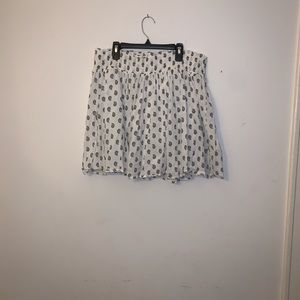 White and black patterned skirt. Size: L